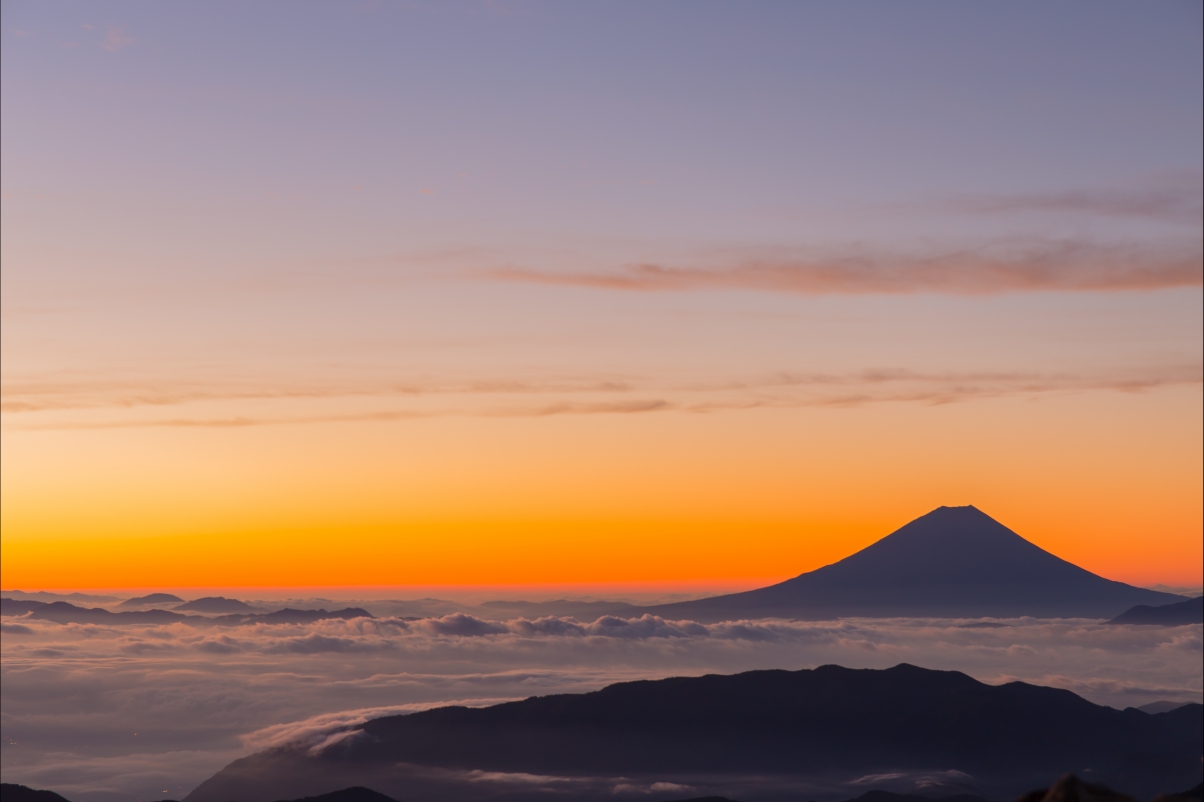 日本 富士山 早晨的阳光 日出 云海 5K风景壁纸