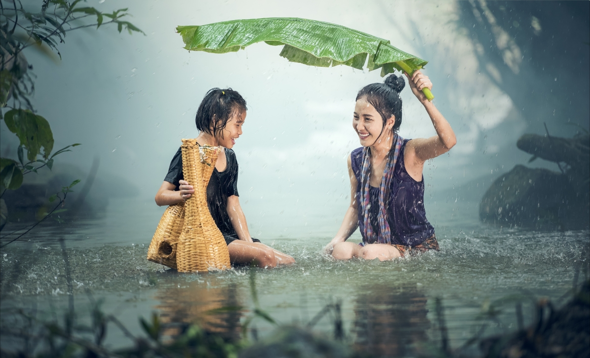 柬埔寨 雨 池塘 年轻小女孩 漂亮美女图片