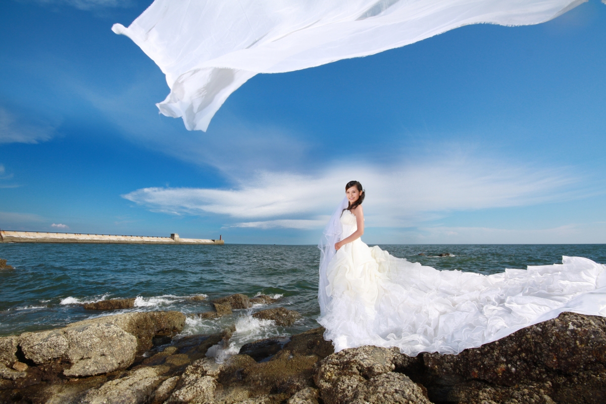 海边美女婚纱4K摄影图片