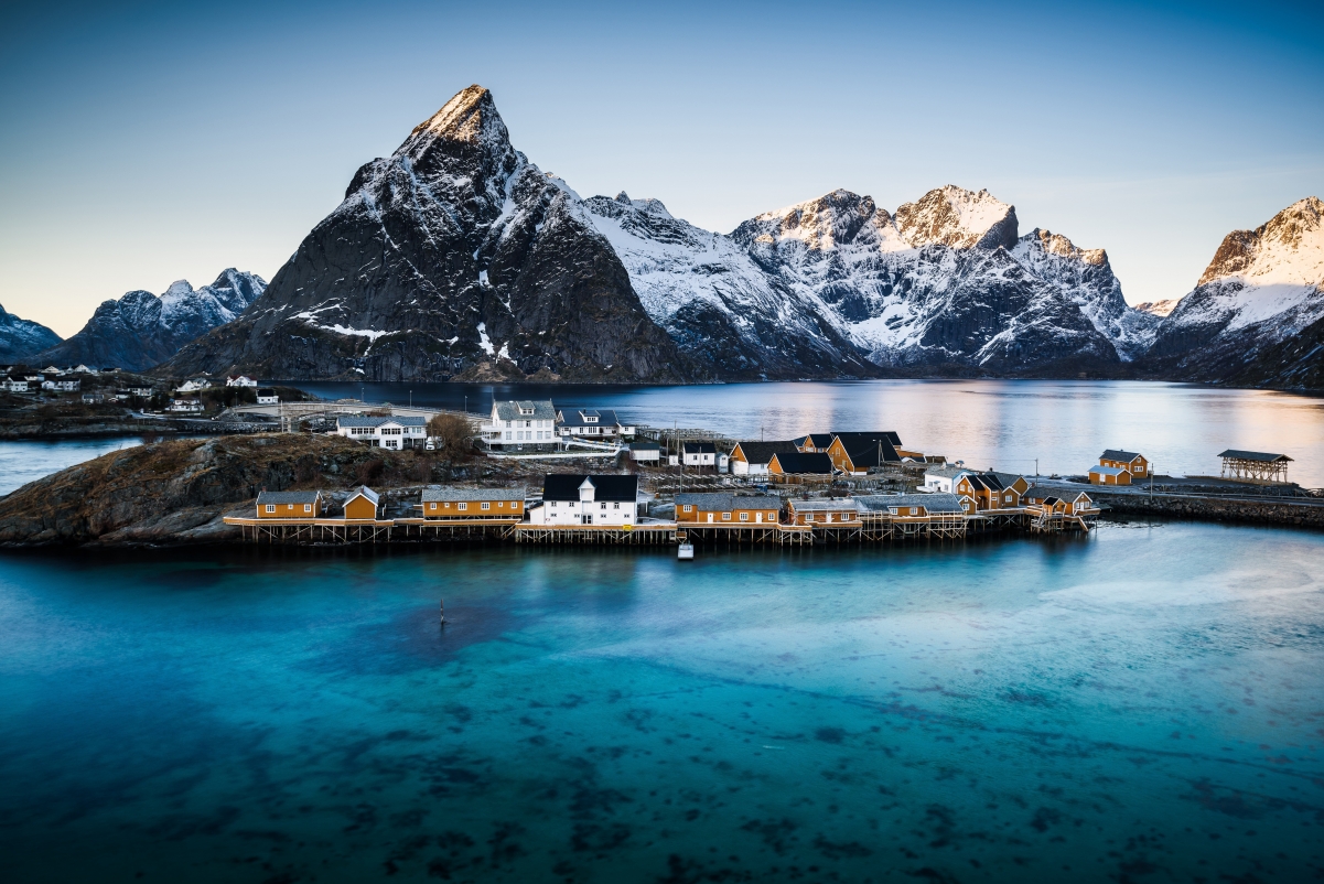 挪威美丽的村庄:雷讷风景4K壁纸