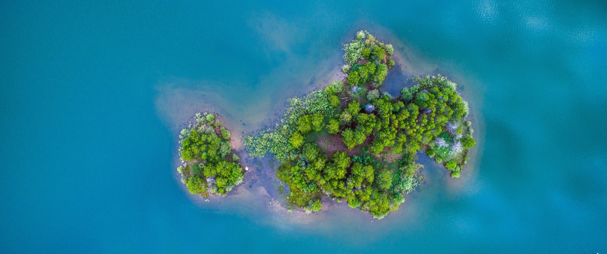 无人机航拍绝美岛屿，3440x1440超清4K壁纸，一键下载尽享高清风景