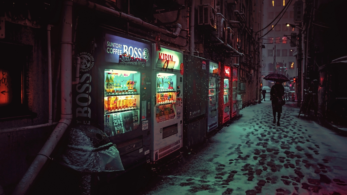 街道 城市 道路 自动售饮料机 晚上 行人 4k壁纸
