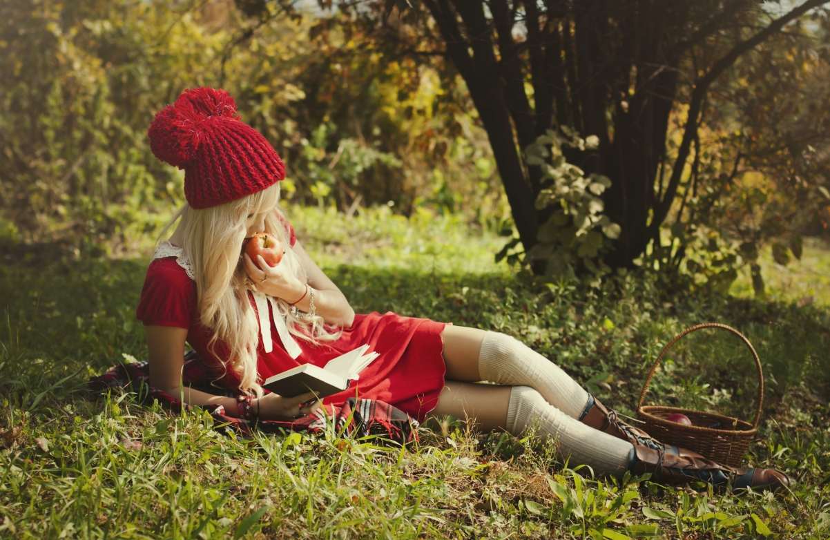 树林 女孩红色的帽子 红色连衣裙 苹果 4K美女壁纸