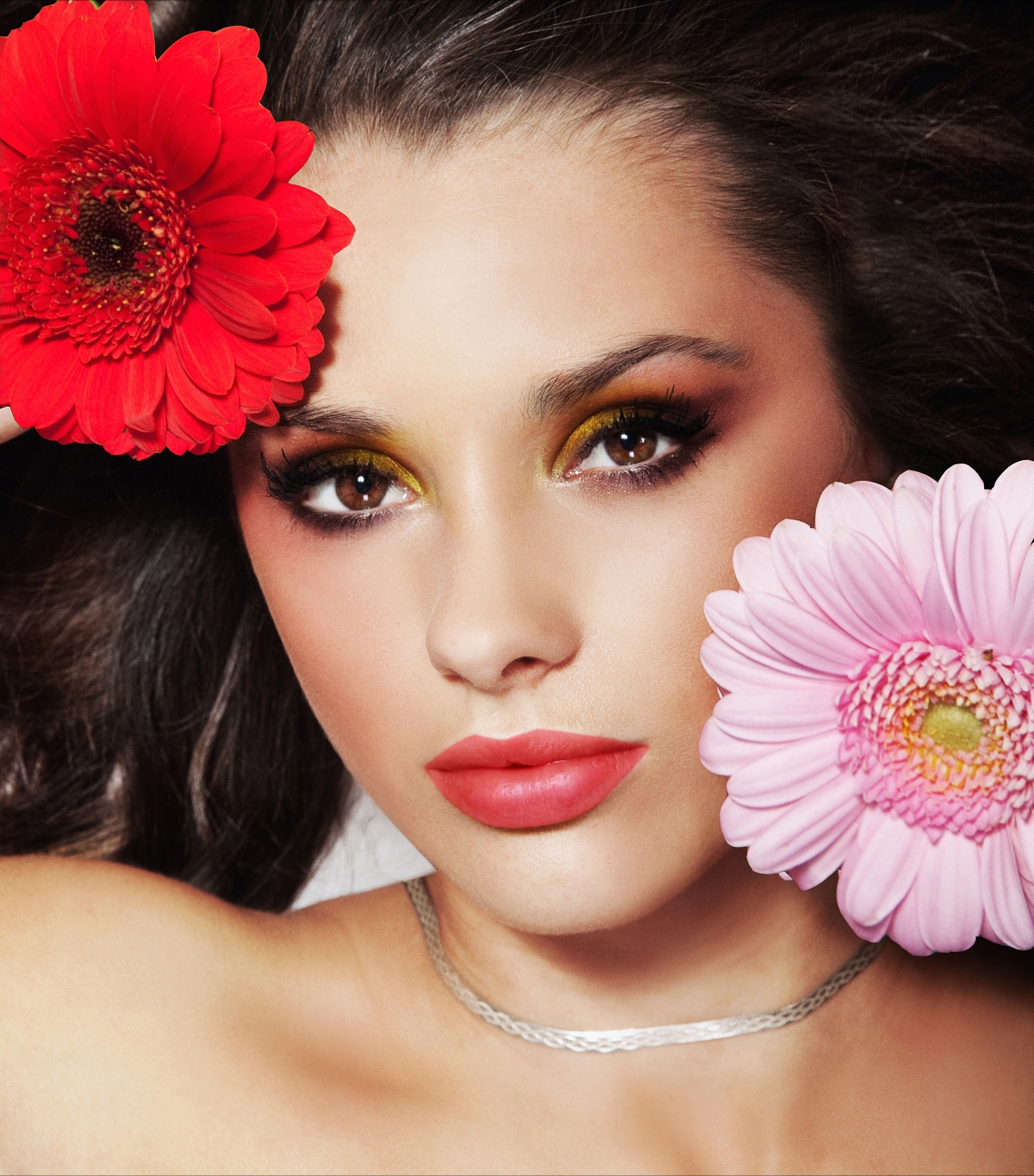 美女面部妆效与花朵4K壁纸