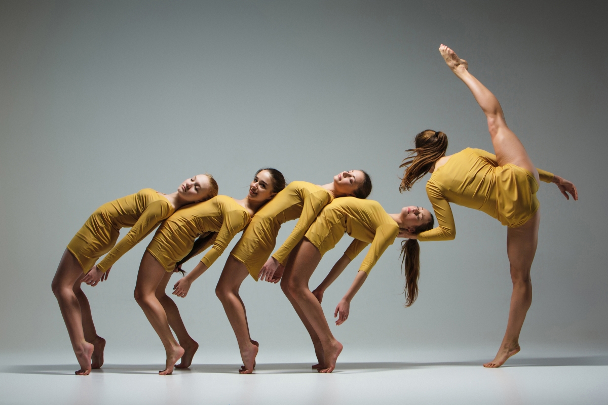 一群现代芭蕾舞演员4K美女图片
