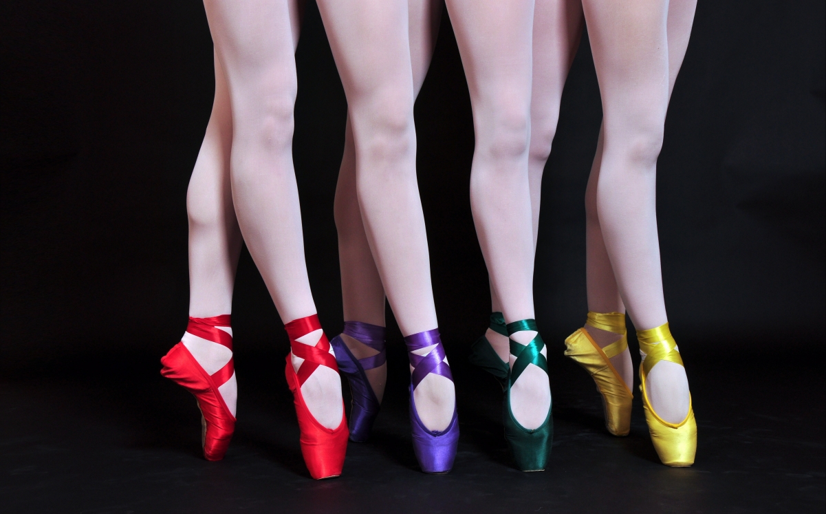 芭蕾舞,双腿,黑色背景,彩色尖头鞋,4K壁纸