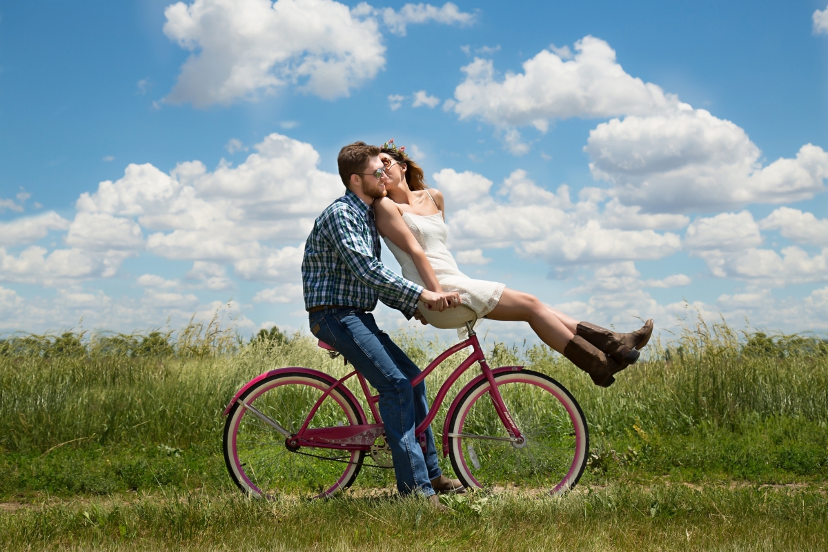 夏天的太阳 天空 云 草绿色步道 自行车 情侣 4K图片