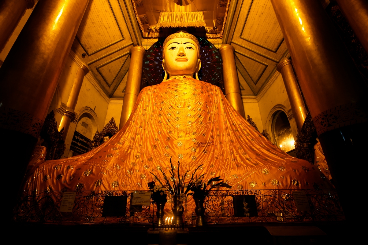 缅甸金色佛雕像5k图片