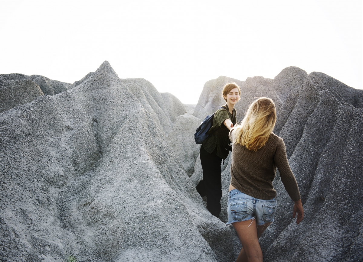 活跃 冒险 背包 休闲 享受 自由 朋友 友谊 女孩 徒步旅行 小山 度假 旅程 4K图片