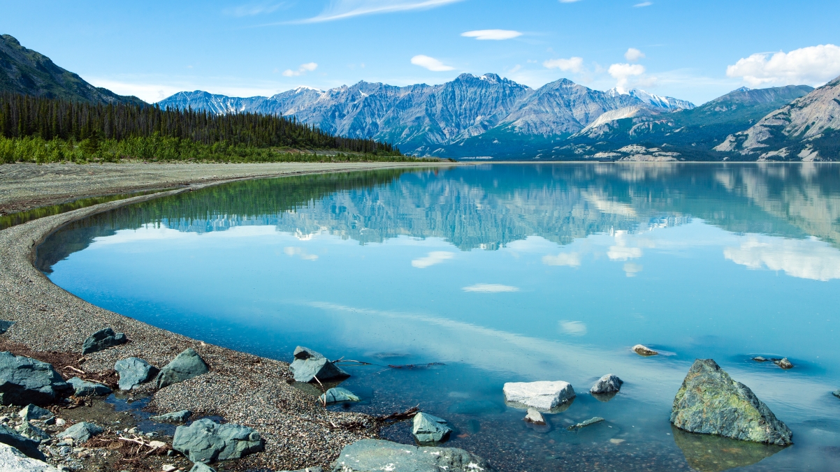 加拿大山脉 绿树 湖 4K风景壁纸