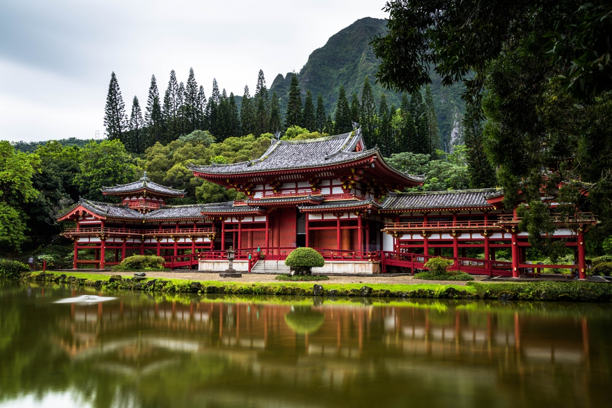 树 寺庙和池塘高清4K风景壁纸