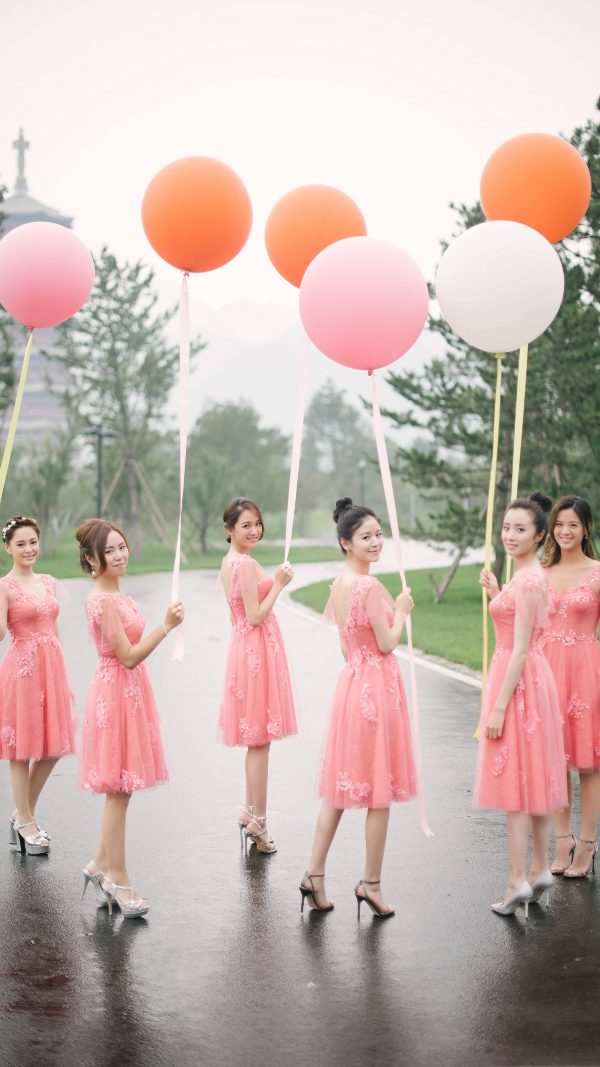 陈晓陈妍希婚礼伴娘团陈乔恩 粉色裙子气球 高清摄影图片