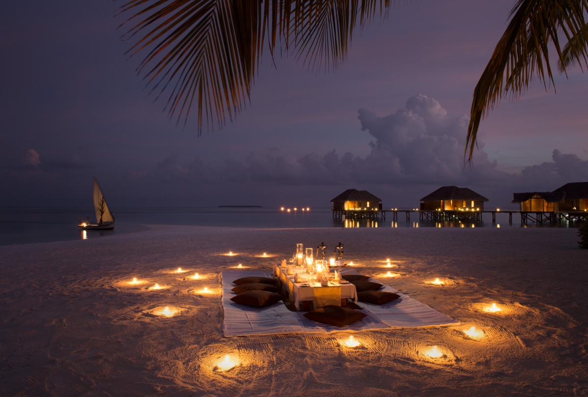 船,蜡烛,浪漫海滩,平房,晚上,海洋,晚餐,4K风景壁纸