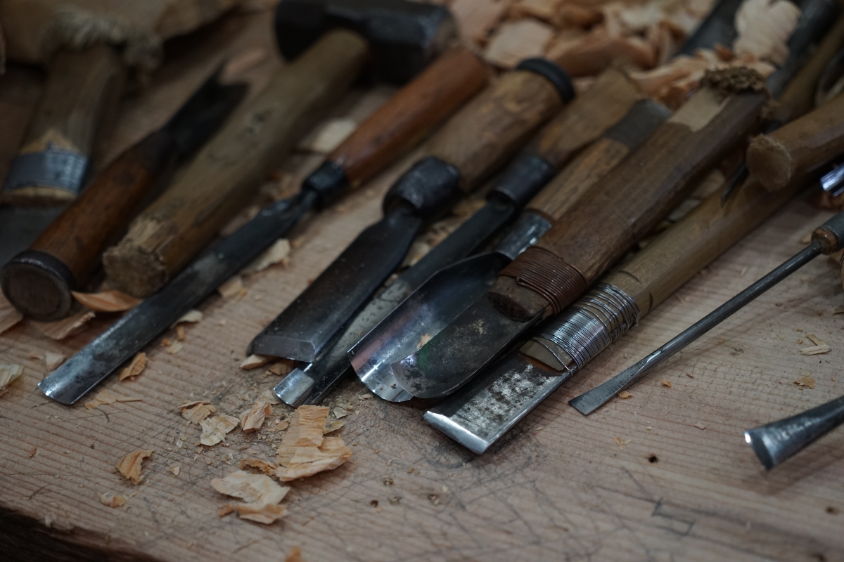 木工 堆积的金属工具 图片