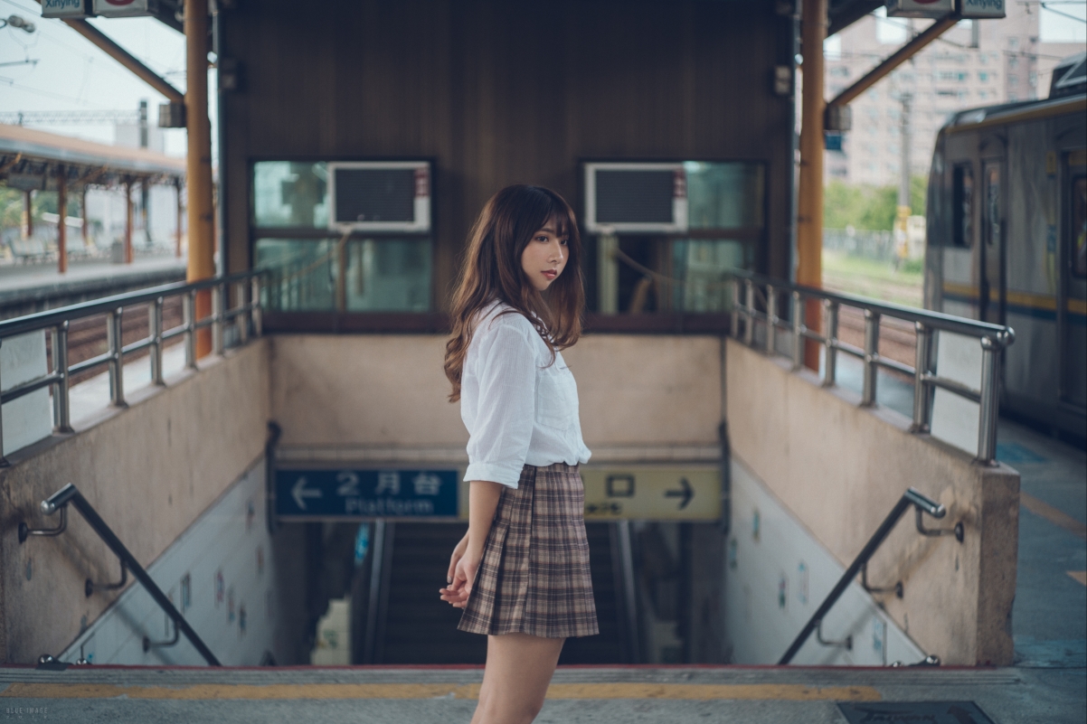 站台 地铁口 美女人物4k图片