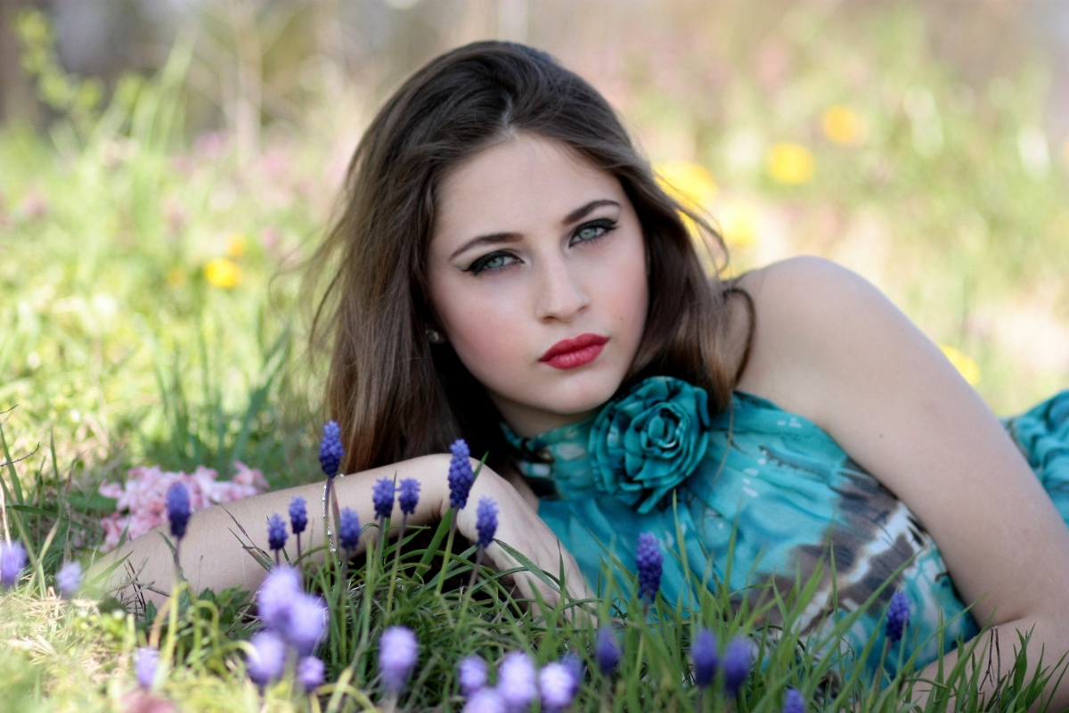 女孩 鲜花 草地 春天 蓝色的眼睛美女4K壁纸