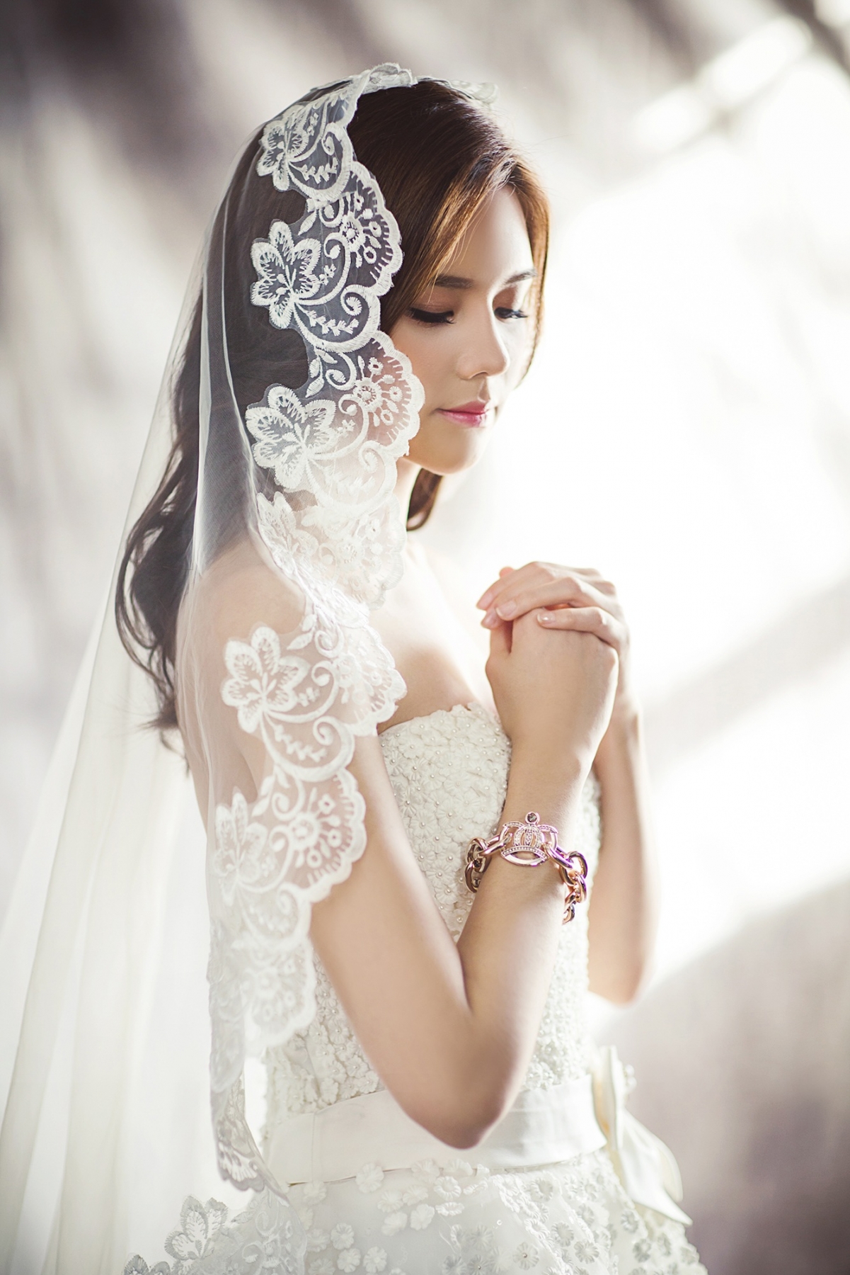 婚纱礼服 时尚 年轻的新娘 侧面 面纱 白色的裙子 祈祷 手机壁纸