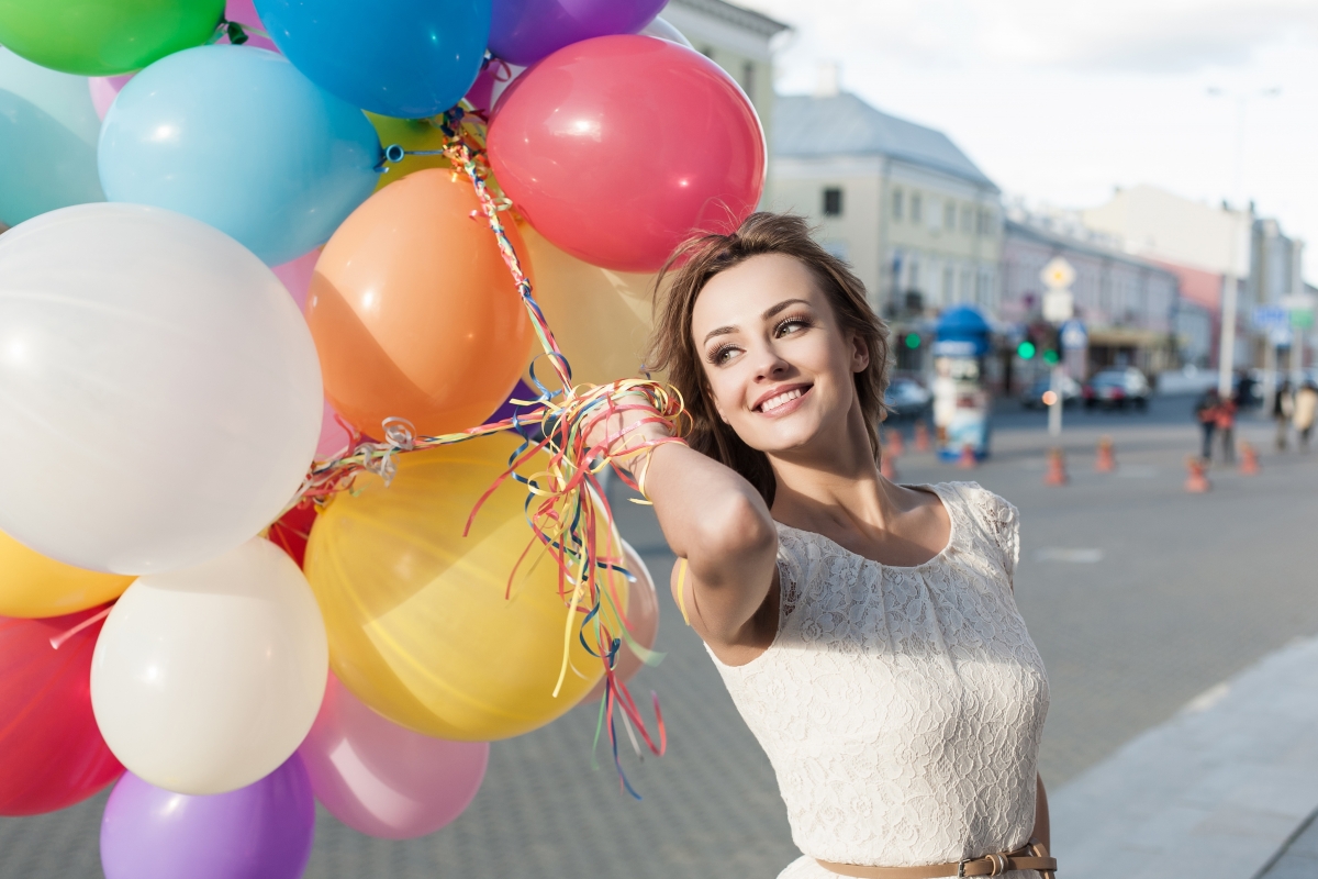 城市 街道 穿裙子的美女 气球 微笑 4k壁纸