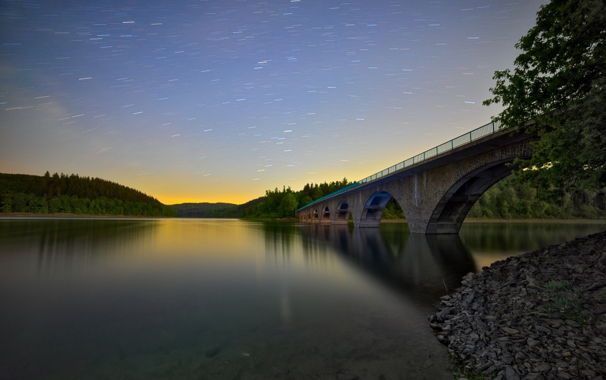 阿斯特罗 夜晚 桥 湖水 4K风景壁纸