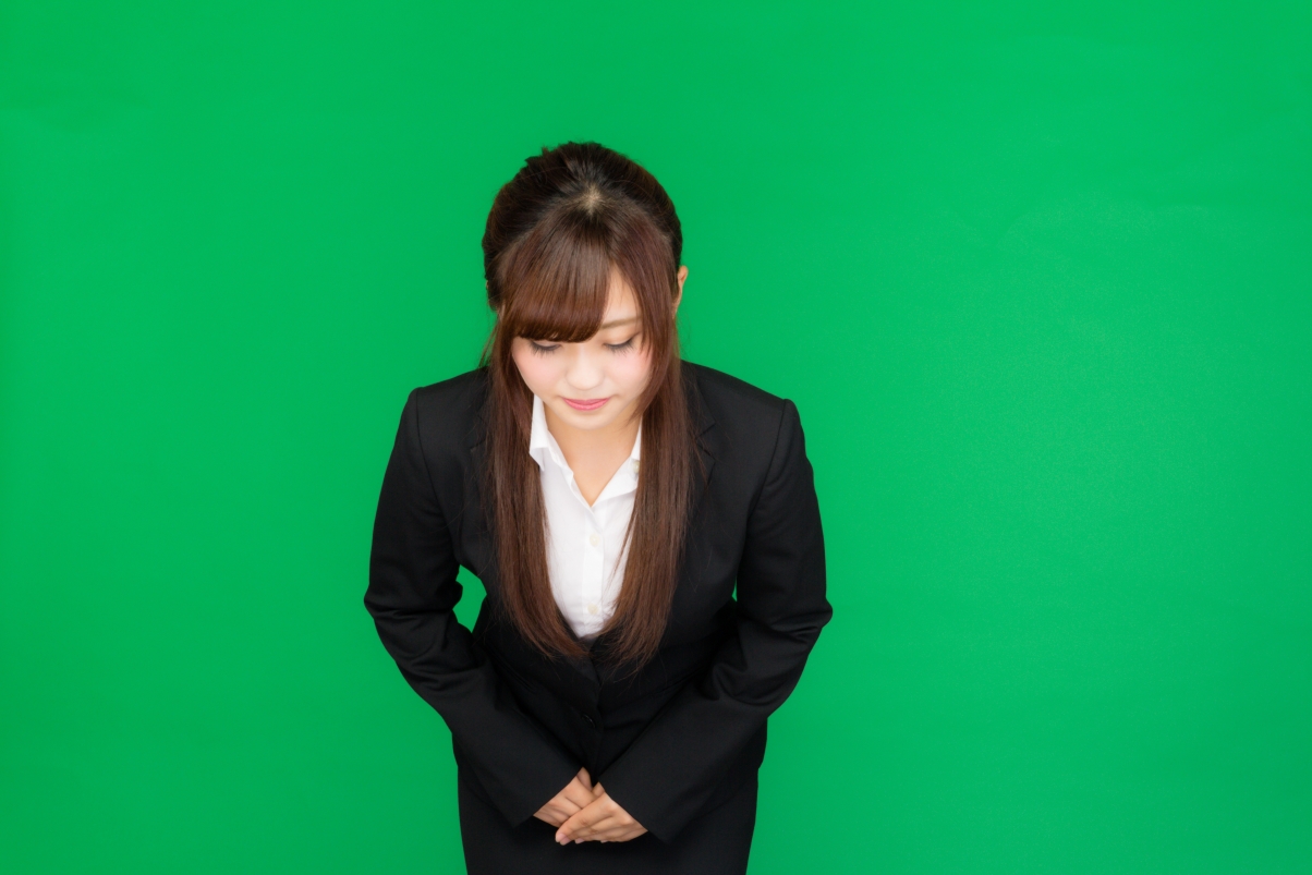 敬礼的职场女人绿色背景5k图片