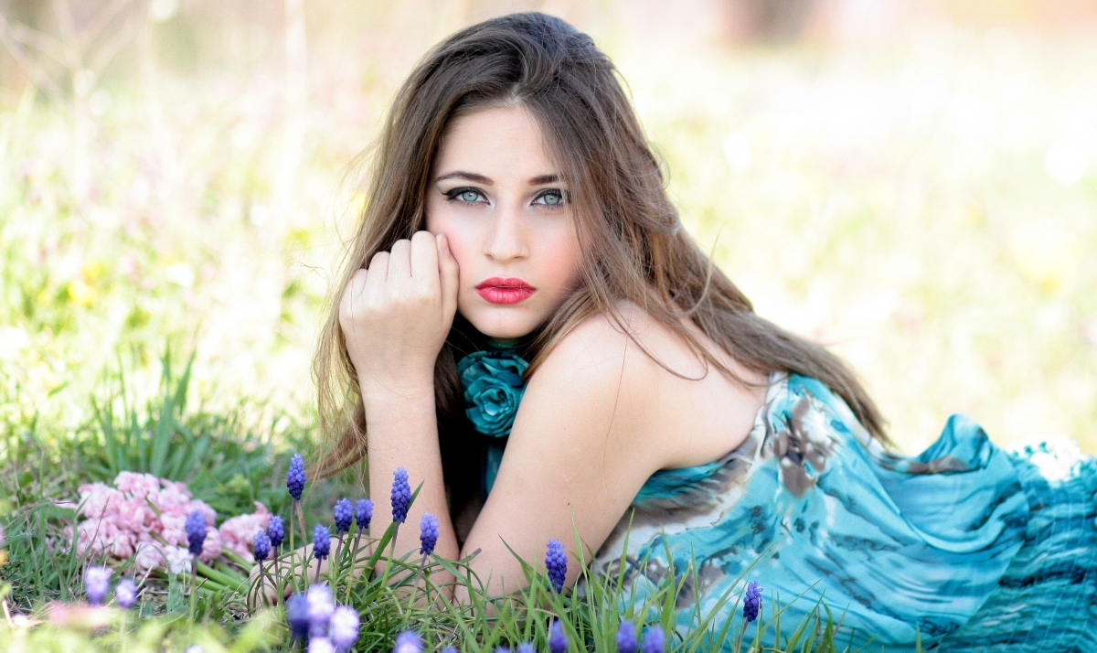 女孩 鲜花 春天 蓝色的眼睛 美丽 4K美女壁纸