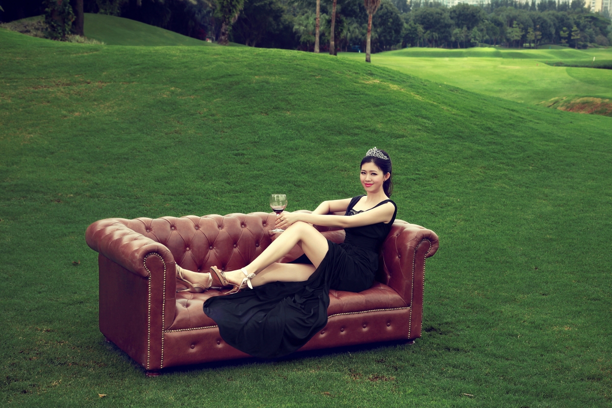 高尔夫球场,沙发,美女,红酒,草坪,果岭,环球小姐美女图片