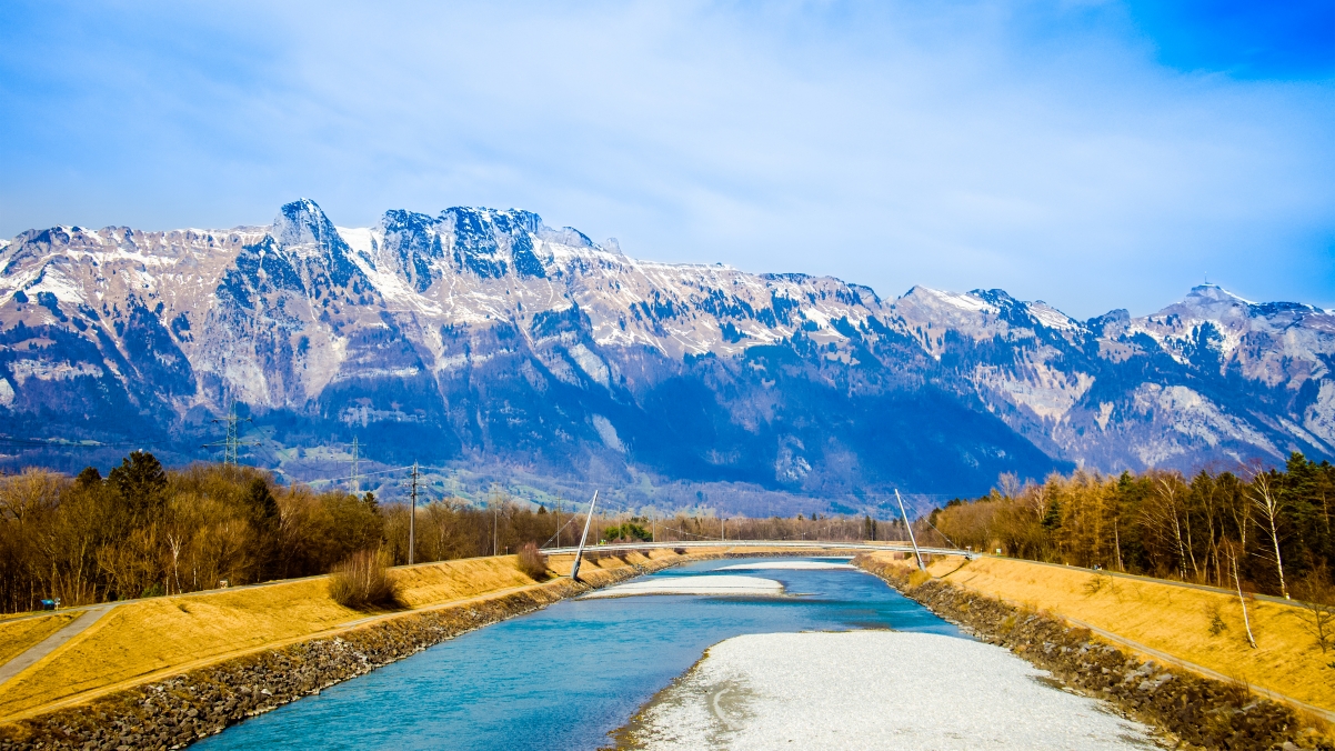 瑞士 奥地利 列支敦士登三边界附近匿名的山风景 4K壁纸