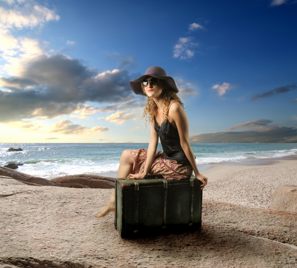 海边外国美女模特行李箱广告旅行4K壁纸