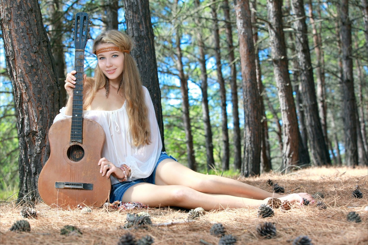 树林,漂亮女孩,微笑,长头发,吉它,美女5K壁纸