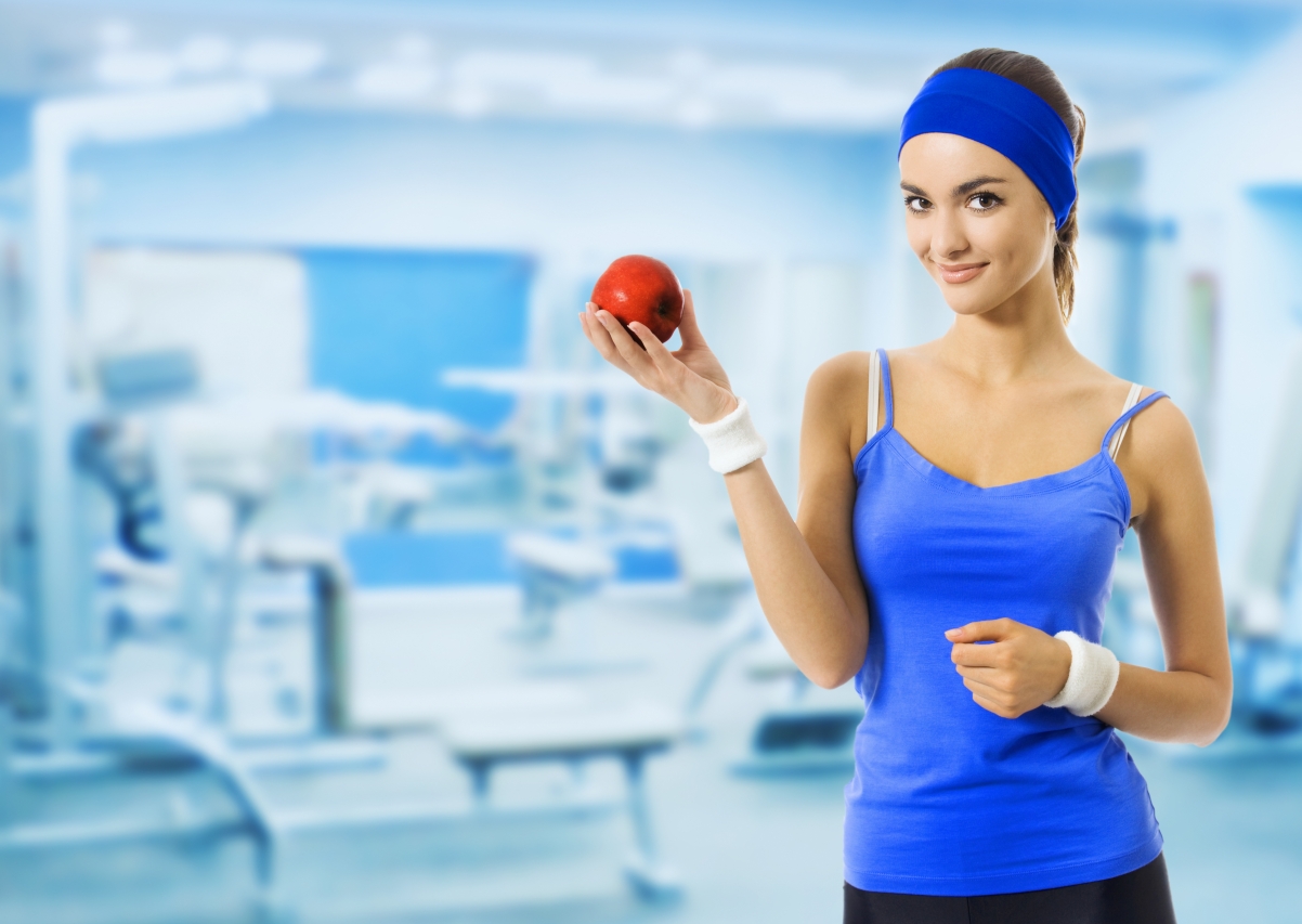 健身房运动服的女人与红苹果 5k图片