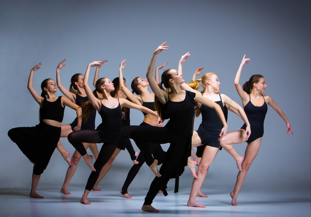 一群现代芭蕾舞演员美女5K图片