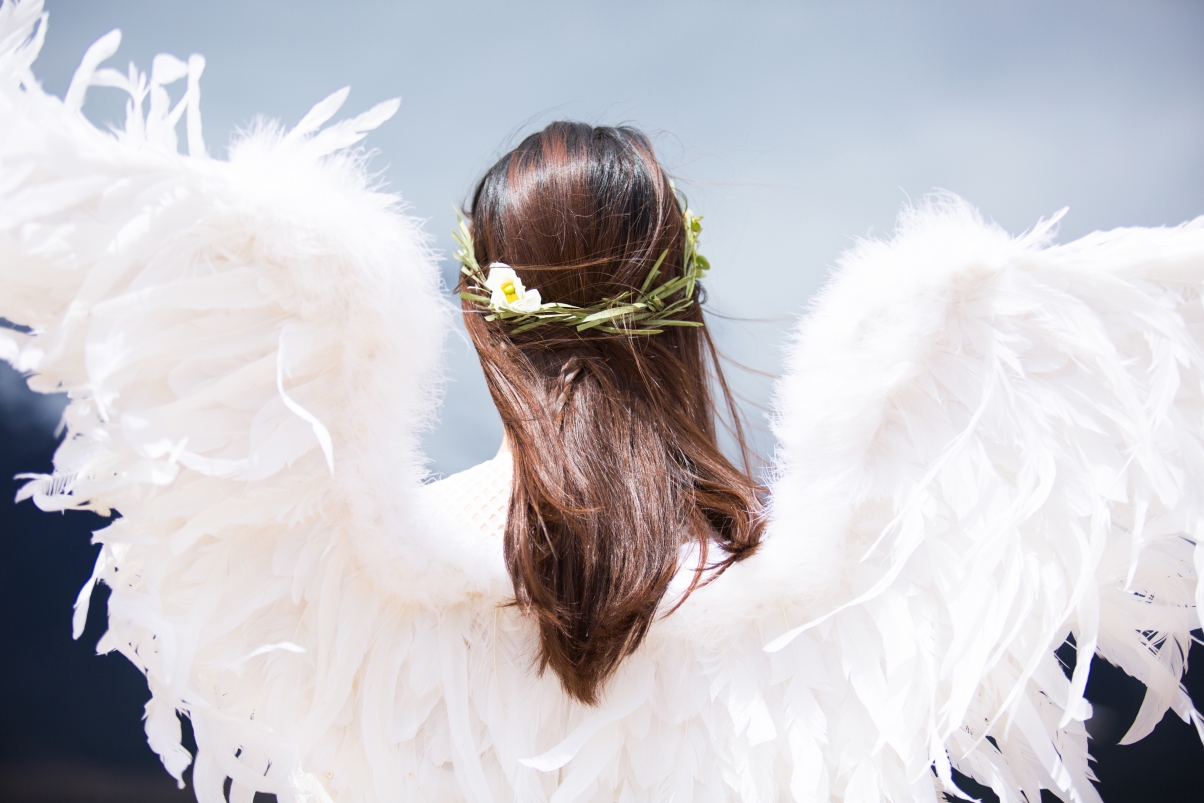 女孩 背部 白色羽毛 翅膀 5K壁纸