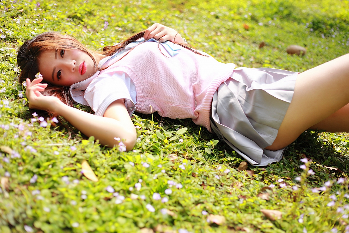 躺在草地上的短裙美女4K壁纸