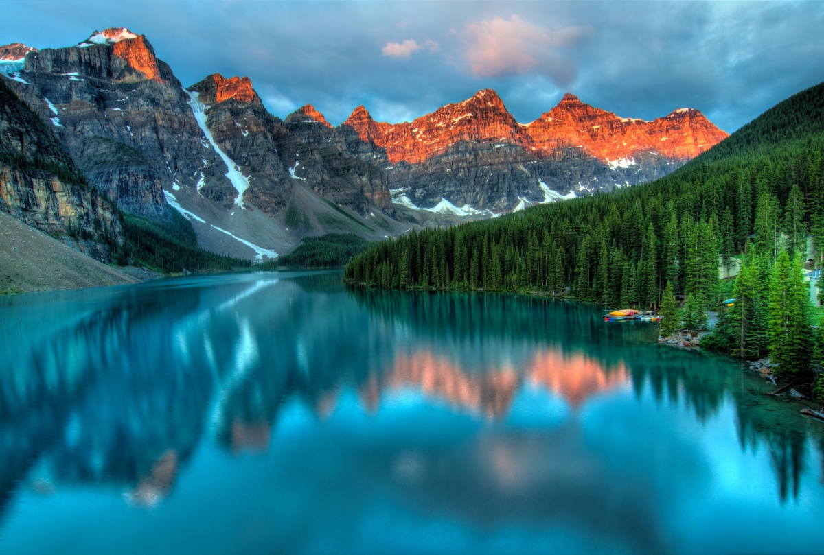 艾伯塔省 班夫 美丽 蓝色 加拿大 云 森林 湖 4K风景壁纸