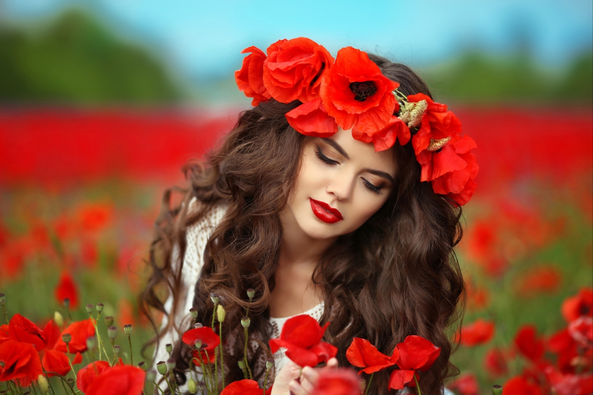 女孩红色的花环 鲜花 红色嘴唇 人物摄影图片