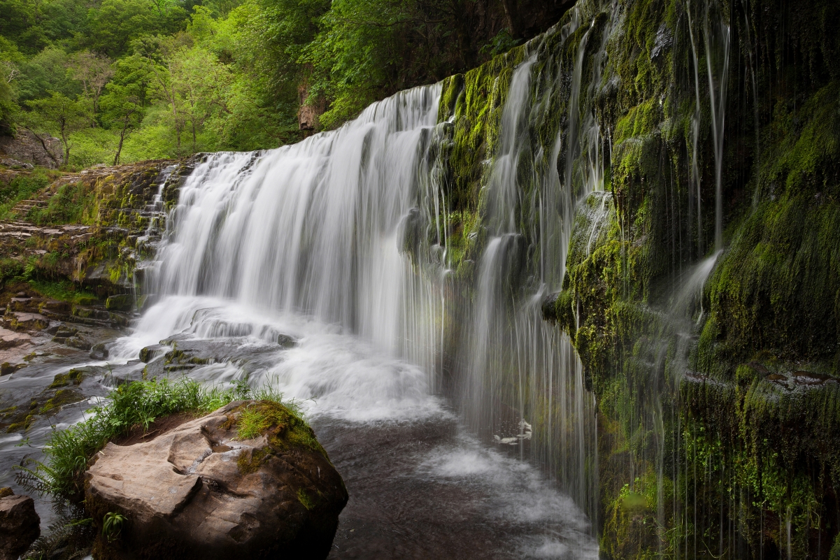 自然森林 岩石 瀑布流水 4K风景壁纸