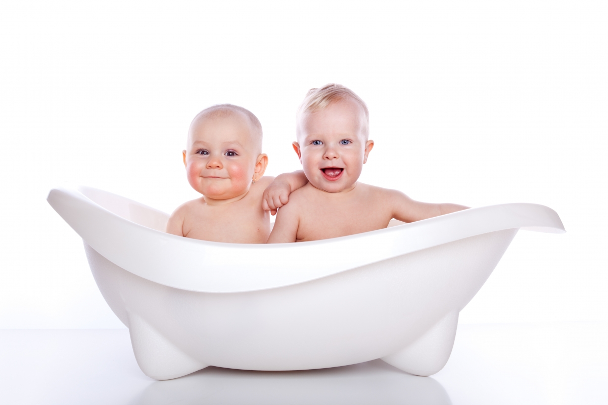 两个宝宝 孩子 微笑 洗澡 4K壁纸
