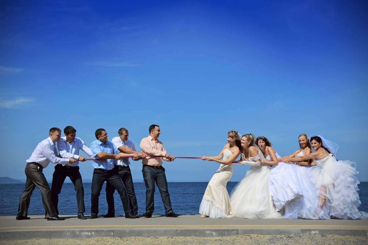 拔绳 婚礼 新郎 新娘 海边 户外 4K壁纸