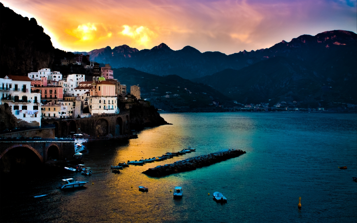 伊特鲁里亚海 紧邻小镇Amalfi 4K风景壁纸