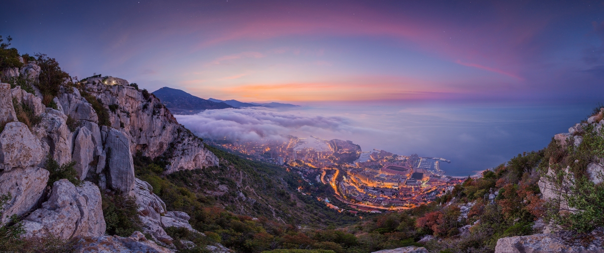 夏日摩纳哥晨雾日出美景，带鱼屏高清壁纸4K下载（3440x1440）