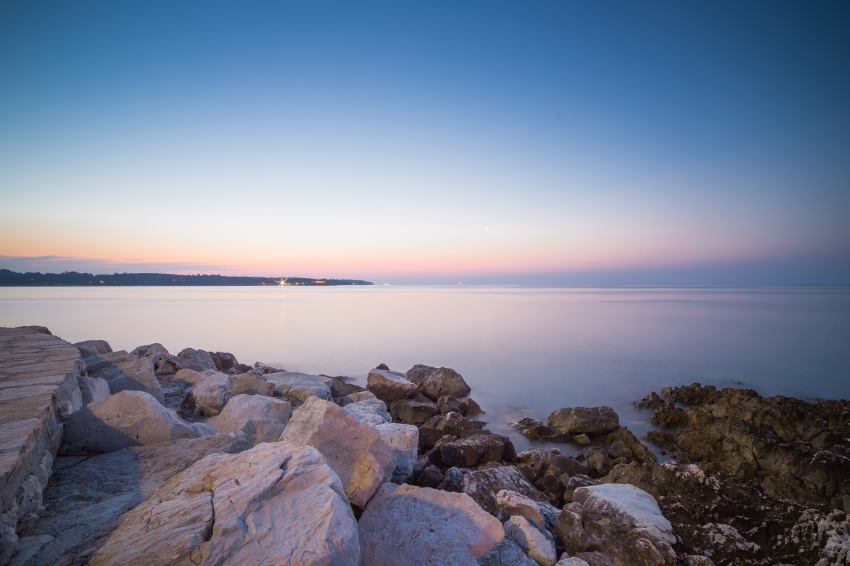 美丽 日落 过海边岩石 4K风景壁纸