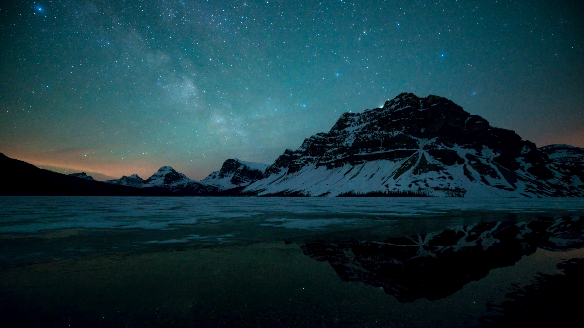 加拿大班芙国家公园弓湖夜晚星空4K风景壁纸