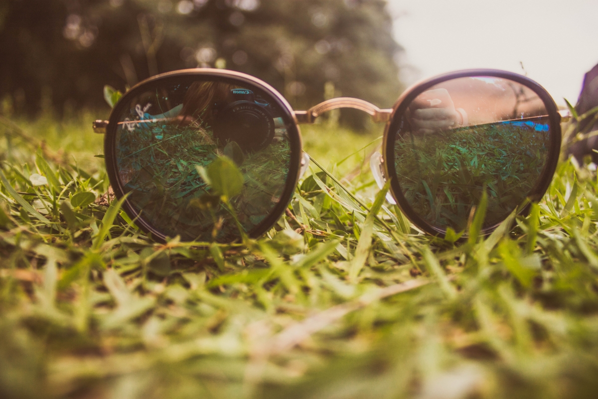 草地上的眼镜4k图片