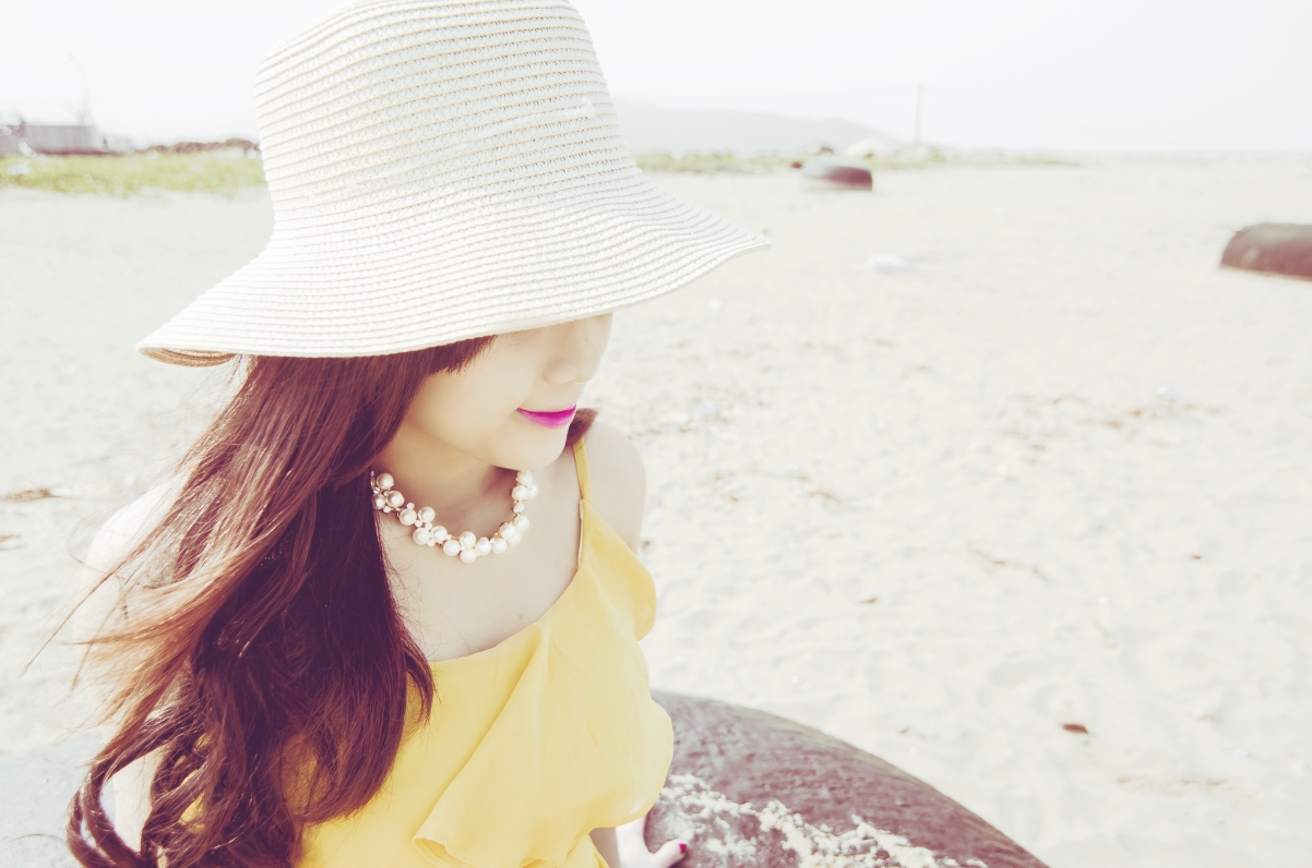 女孩 日落 夏天 海滩 女子 帽子 4K壁纸