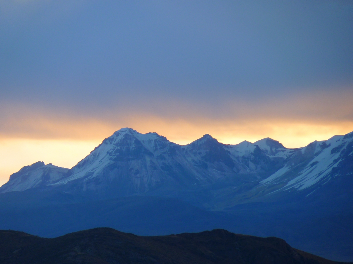 黎明下的安第斯山脉4k风景图片