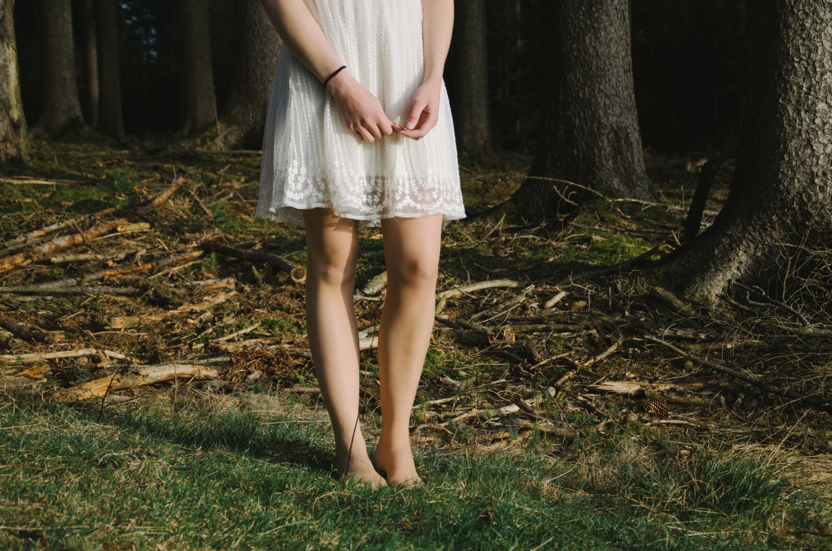 夏装 夏天的衣服 白色裙子 女孩 女子 腿 森林 自然 4K图片