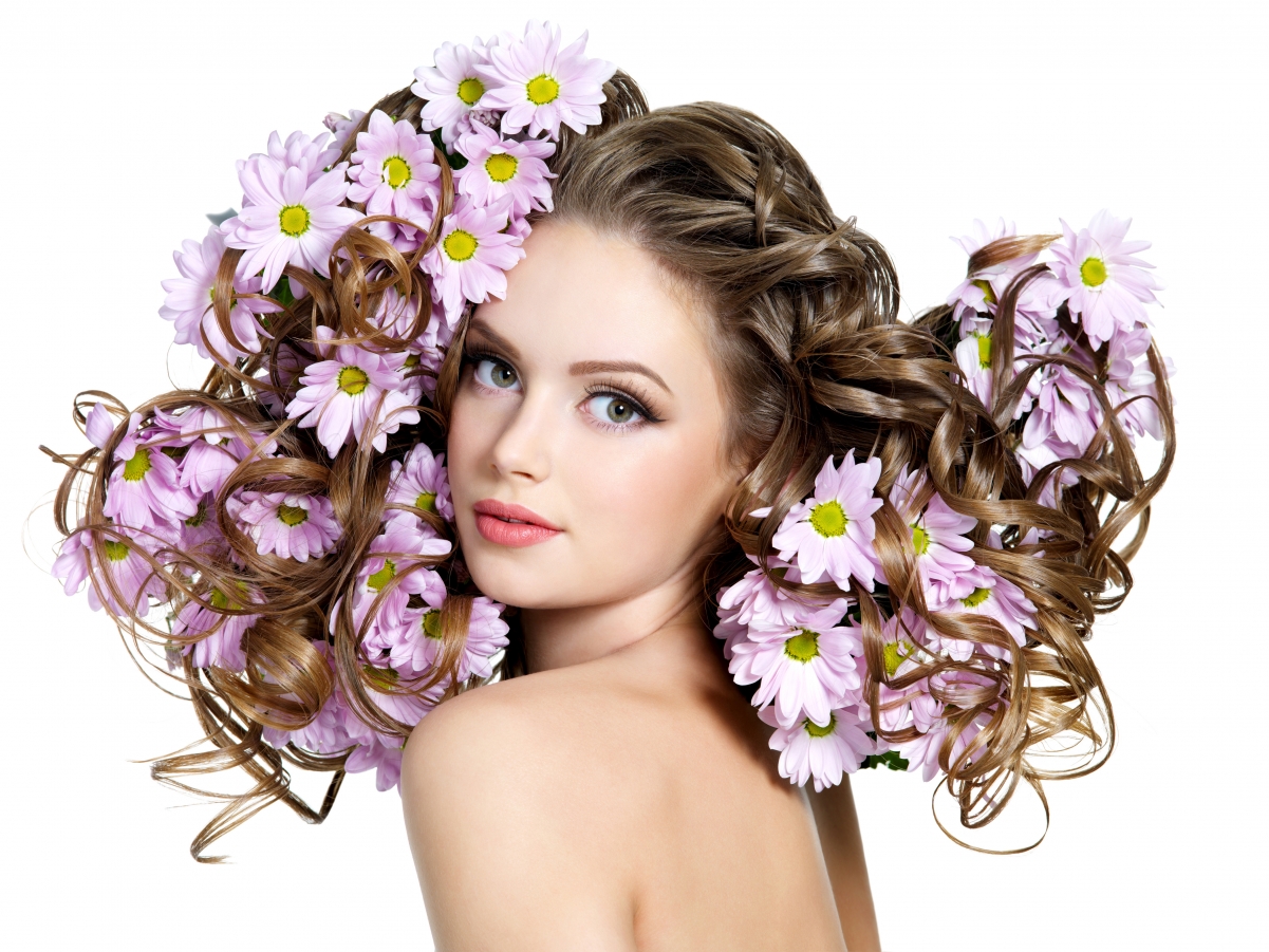 卷发与花朵夸张发型展示模特半身照4K高清美女壁纸