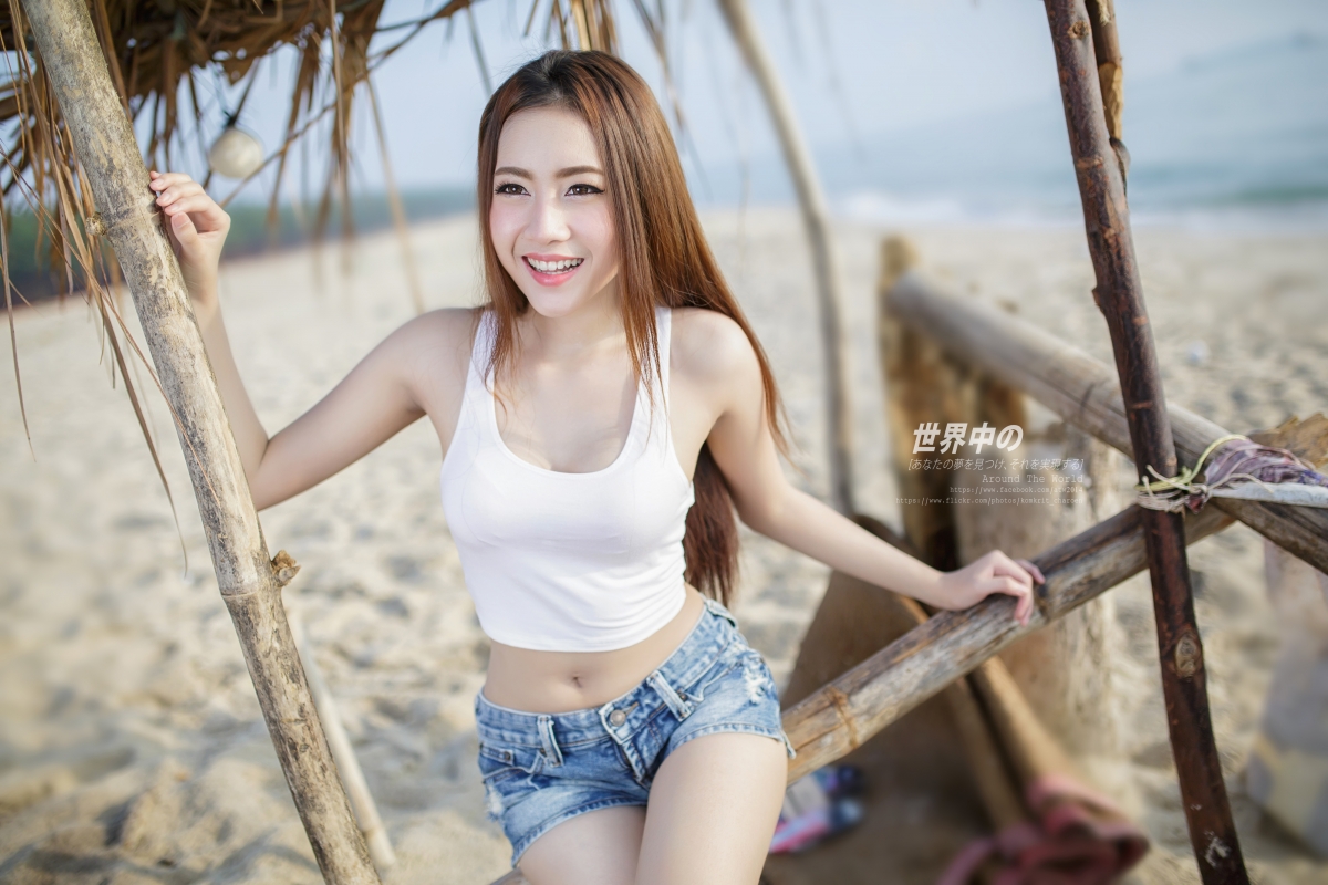 夏日海滩风情，清新性感美女4K超清壁纸，高清4000x2667分辨率，一键下载