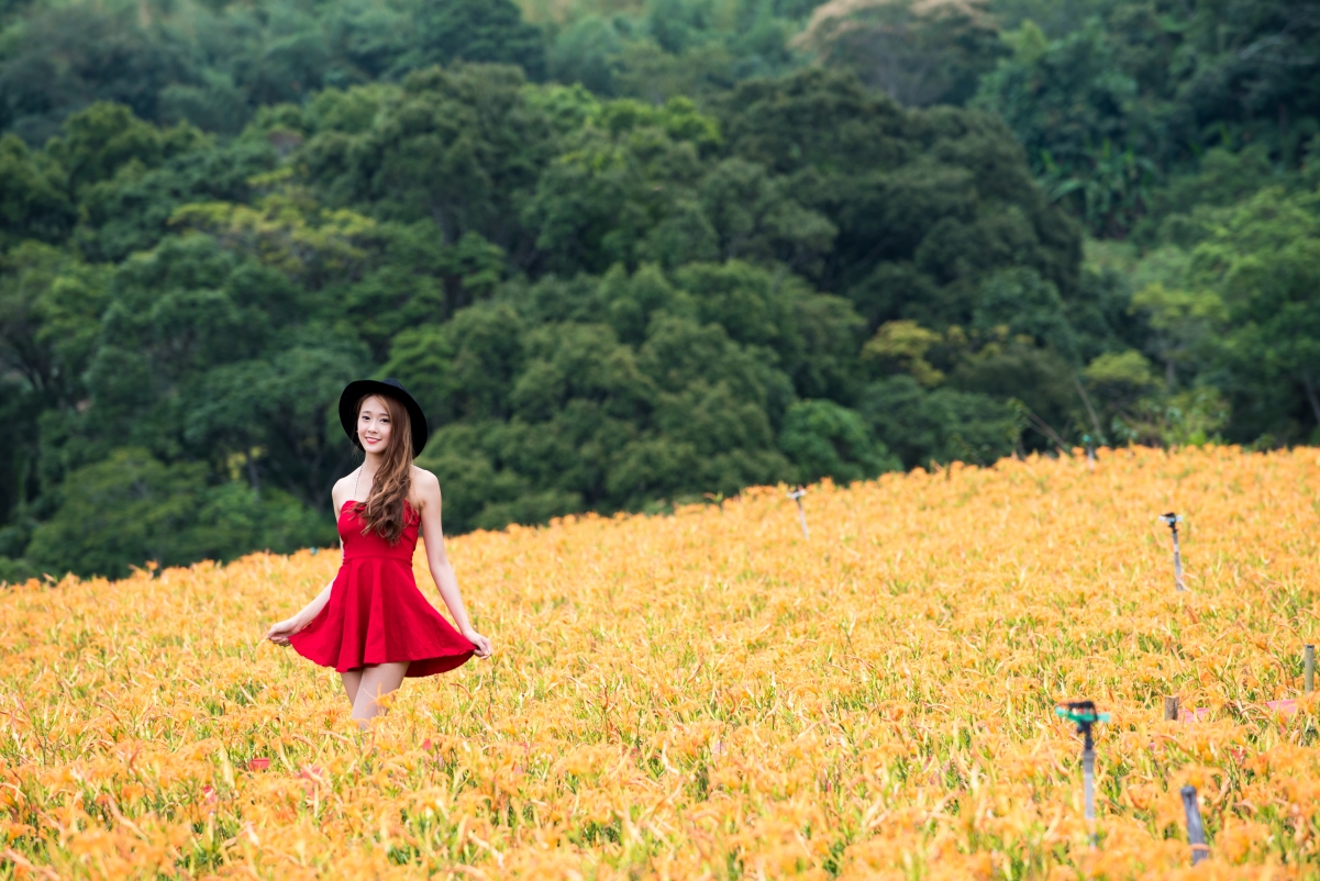 森林 丛林 美女 脸 微笑 红色礼服裙子 4K美女壁纸