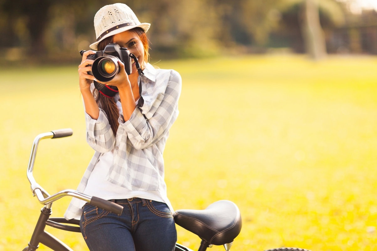 棕色头发的女孩 帽子 相机 自行车 女摄影师 7K图片